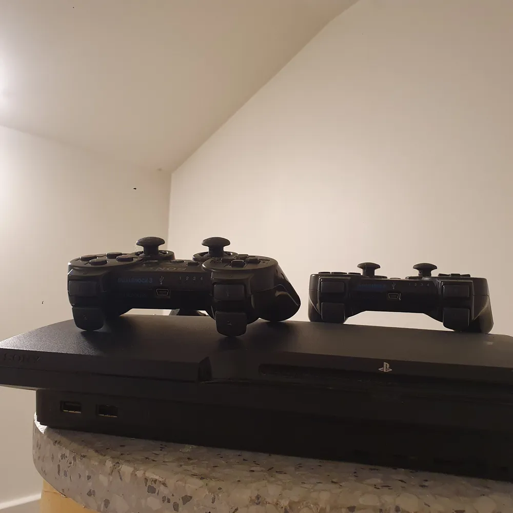 Ps3 slim. Har haft för ett tag men det funkar perfekt. Sladd och 2 kontroller ingår. . Muu.
