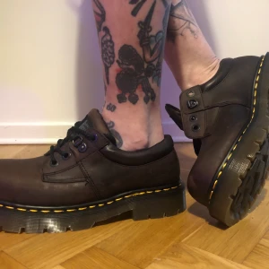 Dr. Martens 39 - Denna modellen liknar den klassiska modellen från Dr.Marten. MEN detta är en industrimodell (kolla snörningen) med stålhätta. En säkerhetssko.  Modell 8833 Det jag kan veta är att Dessa skönheter är äldre än -06 då det köptes upp ett litet lager från ett konkursbolag.  De har fått stå i sin original kartong och lagrats. Finns mer skor att se på min sida :) fråga om det är något :)