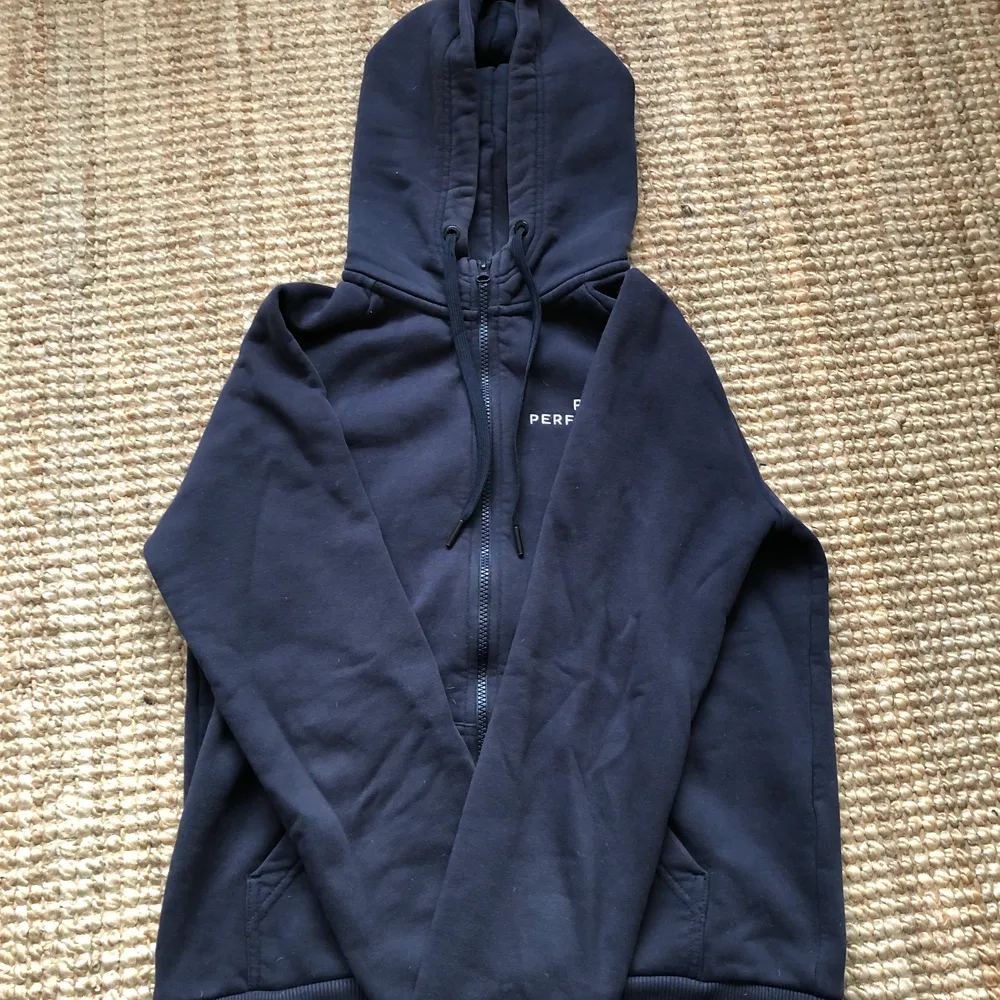 En marin/mörkblå hoodie med zipper och luva från peak. Säljs för att den inte används. Mycket bra skick! Kan fraktas eller mötas upp i stockholm/uppsala. . Hoodies.