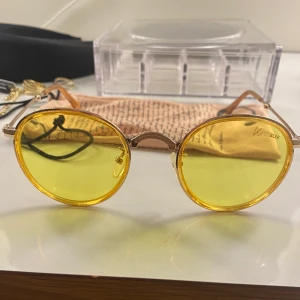 K.Cobler solglasögon - K.Cobler solglasögon med glas i snygg gul färg. Så snygg detalj i hörnet där det också står K.Cobler, syns på bilderna. Möts upp i Stockholm eller fraktas. Knappt använda, nyskick! 🥰