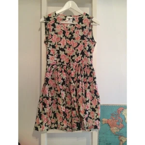  - Klänning från Monki