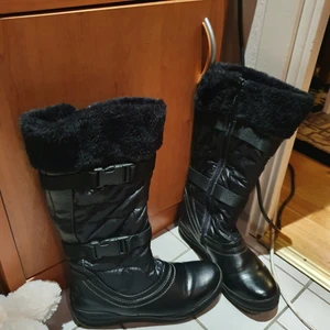 Unique stylig och sexig booties  - En unique fur girls vintage  sexy vinter och snow boots som är mycket varmt och I bra skick och ser ut fint. användade några dager. Och passar 36_ 40.Finns flee bilder. Man står på frakt som är kanske 69.Säljer dem eftersom dem är jätte snygg och sexig. 
