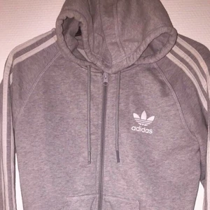 Äkta Adidas kofta/hoodie  - Säljer denna Adidas kofta pga att den ej passar längre. Använd ett fåtal gånger så ser så gott som ny ut. Köpte den för 900. Frakt tillkommer 💋