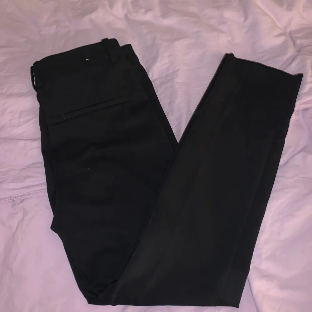 Svarta snygga kostymbyxor från H&M. Använda Max 2 gånger och därför i väldigt fint skick. Passar även storlek 36. Jeans & Byxor.