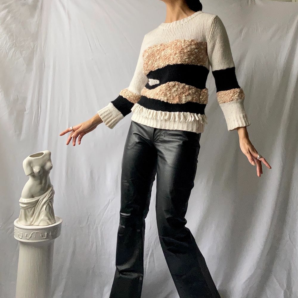 đ BEAUTIFUL KNITTED PATTERNED JUMPER, IN CREAM, PINK AND BLACK DIFFERENT YARNS, WITH BOTTOM FRINGES. FROM SWEDISH INTRO MUSE âą SIZE - Fits XS-S/ EU 34-36 âą BRAND - Intro Muse âą MATERIAL - MY MEASUREMENTS âą Height 161cm / 5'3