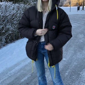 Fjällräven jacka  - Säljer världens finaste vinterjacka! Köpte den förra vintern men den har bara inte kommit till användning tyvärr. Den är verkligen i hur fint skick som helst i och med att den typ endast bara är använd 10 gånger, så skulle klassa den som nyskick. I brun/mörkbrun och skulle säga att den passar allt ifrån xs-m beroende på hur man vill ha den. Nypris: 6000+