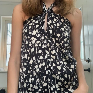 Blommig topp - Säljer denna söta zara topp då jag har dubbletter av den och hann inte lämna tillbaka, skulle säga att den är i storleken S-XS. Toppen är endast provad och prislappen finns fortfarande envar! Startbud: 200kr 