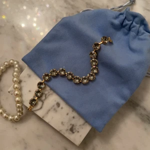 Armband Caroline Svedbom  - Helt ny, oanvänd, pris: 999kr nypris: 1400:- 