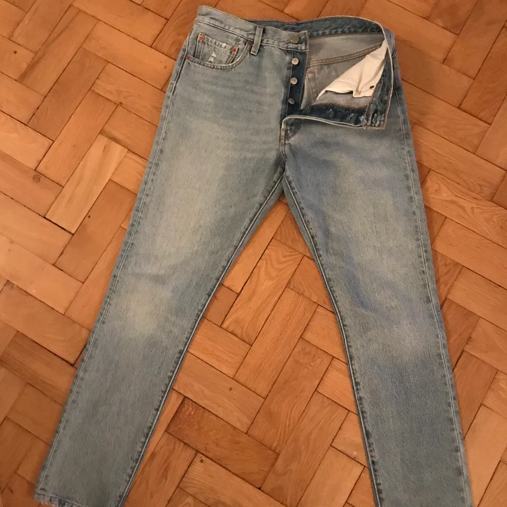 Säljer dessa oanvända Levis jeans i storlek W29 L30 / S. Modellen är ”501 skinny”, tyvärr var de alldeles förstora för mig men annars supersnygga. . Jeans & Byxor.