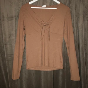 beige snygg tröja! - Snygg beige tröja med en urringning, aldrig andvändt den köpte för ungefär 2 månader sen! Jätte fin och sitter sjukt bra! Hör av er vid intresse! 