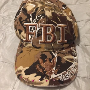 2000s keps  - Fett keps brun med rosa stenar på! Super 2000s, köpt secondhand i fint skick. Använder inte längre :/ den e justerbar 💋