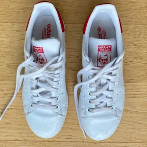 Adidas Stan Smith  - Adidas Stan Smiths med röda detaljer. Storlek 38 2/3. Använda 3-4 gånger, men i fint skick!