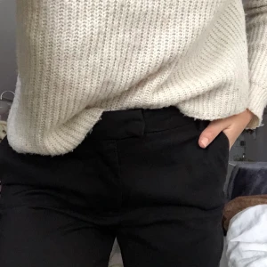 Croppde dressbyxor - Lågmidjade svarta croppade dressbyxor från Bik Bok. Frakt tillkommer <3