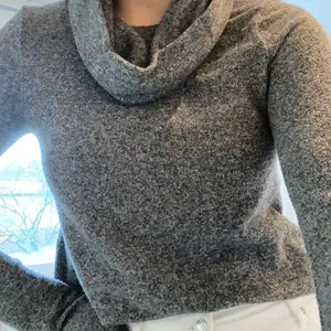 Tröja med turtle neck🥰 Varm, mysig tröja, perfekt att ha under vintern!!💗 långa ärmar🥰 Är i storlek XS men passar på mig som har S!!❤️❤️❤️