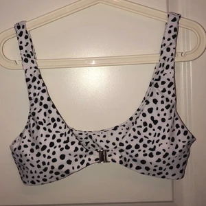 Bikini överdel - Säljer denna superfina bikinitopp då den är för liten i bysten för mig, har 80C :( Köpt i somras på Zaful för ca 150kr, den är endast testad. Köparen står för frakten OBS finns billigare frakt men paketet är isåfall inte spårbart!