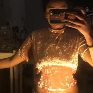 Mockatröja - Tröjan är jättefin och perfekt för en utekväll. Tyvärr är den lite stor på mig och därför oanvänd.