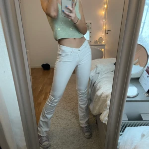 Vita bootcut jeans - Säljer mina vita bootcut jeans från Zara som har blivit lite små för mig som brukar ha 38 i jeans. Jag är  176 cm och på mig är de på gränsen i längd💜 