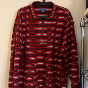 adidas sweatshirt med krage - sweatshirt från adidas med ränder och krage, hur skön som helst men används inte längre. Skicket är som ny! alla kläder tvättas och sprayas med washologi innan de skickas🍄💫 