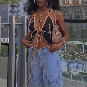  mesh topp - !!LÅNADE BILDER FÖRUTOM SISTA!! säljer en super snygg mesh topp som endast är testad! den är ganska genomskinlig men supersnygg under en svart crop top!! är justerbar så passar troligen XS-M