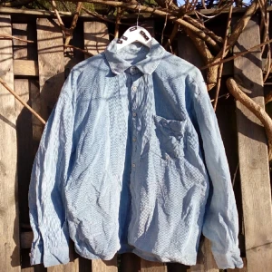  - Jättefin manchesterskjorta köpt på 2hand i Sydafrika.   En udda knapp.   "vilken tid utanför sängen?"