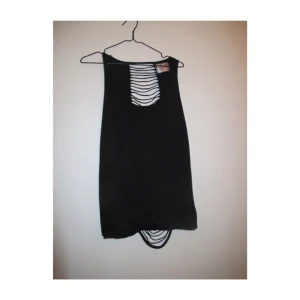  - Coolt linne med "stripes" längs med hela ryggen, från Zara. Passar även XS/S. Frakt 42kr✨