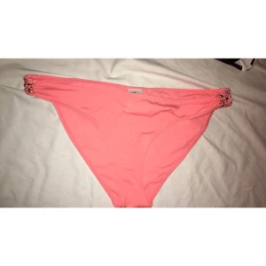  - Rosa bikini trosor från HM , aldrig använda. Storlek 44 men är väldigt små i storleken.