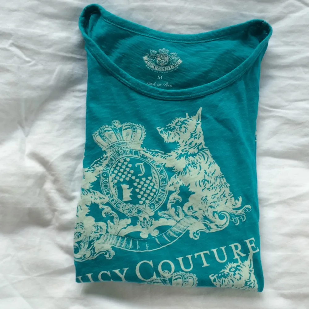 Turkos/Blå Juicy Couture t-shirt. Nästan oanvänd i bra skick. . T-shirts.