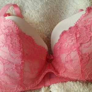  - Super fin bh från H&M i storlek 80C. knappt använd!

50kr inkl. frakt