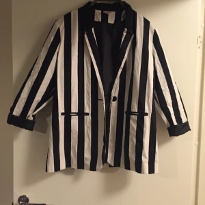  - Randig kavaj från monki. Jag har använt den en gång. Fint att ha tillsammans med något färgglatt. 

Storlek M. 

Frakten är 70kr om den ska skickas. Har swish :)