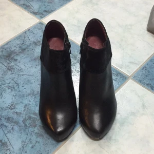  - Snygga stövletter i läder med fuskpäls vid ankeln från Bianco. 
Skorna stängs med dragkedja som är på insidan. Svarta.
Oanvända! 