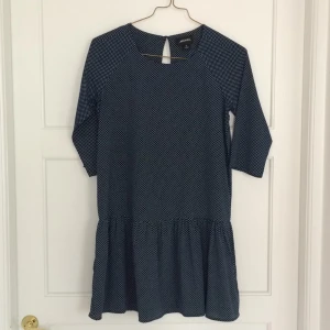  - Mycket fin mörkblå/navy klänning med vita prickar från Monki, löst sittande på mig som är stl S. Perfekt till våren! Köpare står för frakt.