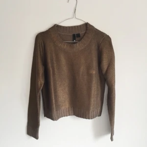  - Bronsfärgad midjekort stickad tröja från H&M i 60% bomull 40% akryl. ⚜⚜ Nyskick! På insidan är det ofärgat så den är mjuk och skön att ha på sig 🐻 Frakt 49kr. Har svisch! 💖 