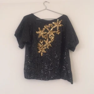  - Paljettopp från beyond retro. 