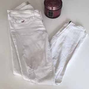  - 🌸Hollister.co 🌸Snygga slitningar  🌸Dragkedja vid anklarna   Betalas via Swish. 