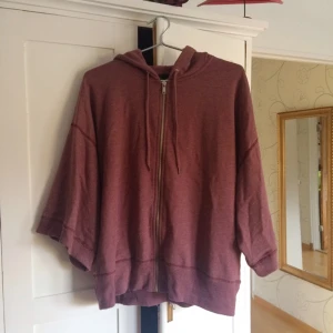  - Vinröd SJUKT skön kofta från Cheap Monday