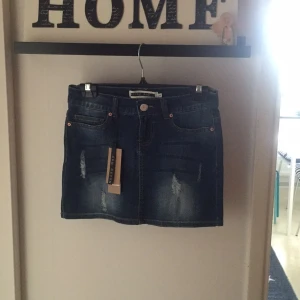  - Sliten jeanskjol, säljer för är alldeles för lite för mig.