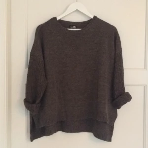  - Superfin och skön tröja från Cheap Monday i stl XS, stor i stl så den funkar nog upp till stl m. Jag är stl S och har använt den som oversized! Ullmix (50% ull, 50% akryl). Använd fåtal gånger. Köparen står för frakt. 