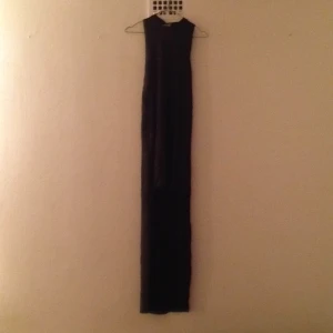  - Svart asymmetrisk långklänning (lång bak och kort fram) från weekday. Hög urringning. Sparsamt använd.