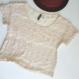  - Väldigt snygg too från H&M, perfekt till sommar! Lite vi/rosa i färgen. Frakt ligger på 35kr =)