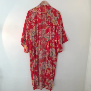  - Vintage kimono i tunt silkesmaterial. Små defekter som kan behövas fixa med är söm under arm börjar släppa och ett litet hål i höger arm. 