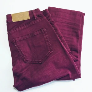  - Vinröd jeans från H&M ! Storlek 34 men passar även 36 skulle jag säga ! Sparsamt använda! 