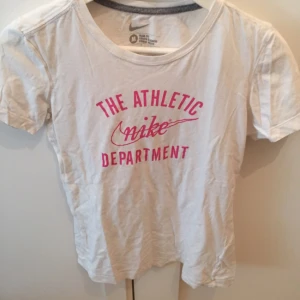  - Vit tisha från Nike, perfekt för träning! 