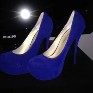  - Jättefina kornblå pumps! Använda endast 1 gång på en fotografering så de är i nyskick :)  
