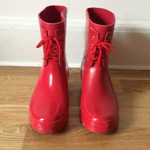
Gummistövlar i fin röd färg från din sko. Köpare betalar frakten. Kan även mötas upp i Örebro! 