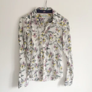  - 70-tals inspirerad Wranglerskjorta i väldigt bra skick! Jättehärligt tunn sommarskjorta i 100% bomull. Den är väldigt tajt i passformen. Den är märkt med S, men jag bedömer den som en XS. Passar inte dig med med stor byst. Frakt 35kr