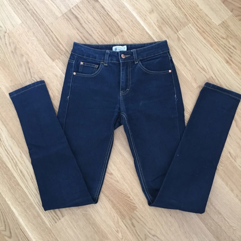 Snygga blåa jeans från Gina Tricot. Använt sparsamt i fullt skick. . Jeans & Byxor.