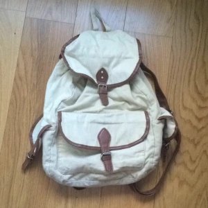  - en snygg rygga! stor och rymlig! 
lite trasigt foder inuti men inget som stör