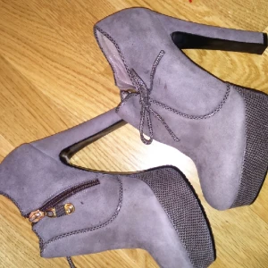  - äkta mocka,storlek 35, oanvänd,gråfärg