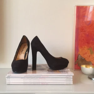  - Svarta pumps i fint skick.   Köparen betalar eventuell frakt