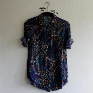  - Härlig långärmad skjorta köpt i Durban, Sydafrika väntar på svala, romantiska sommarnätter.

Skicket som nytt.

"Han tvättar liv med ironi, du grubblar om vilja"
